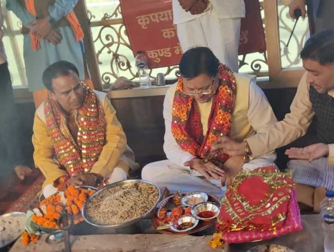 धारी देवी मंदिर में पूजा-अर्चना कर मां धारी देवी से प्रदेश और प्रदेशवासियों की सुख-समृद्धि और खुशहाली की कामना की CM धामी ने