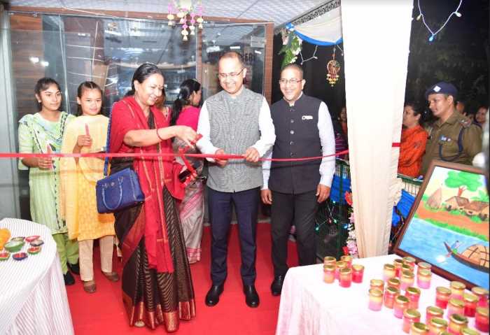 मुख्य सचिव ने सचिवालय परिसर में महिला स्वयं सहायता समूहों द्वारा दीपावली उत्सव हेतु बनाए गए सजावटी उत्पादों की प्रदशर्नी का शुभारम्भ किया