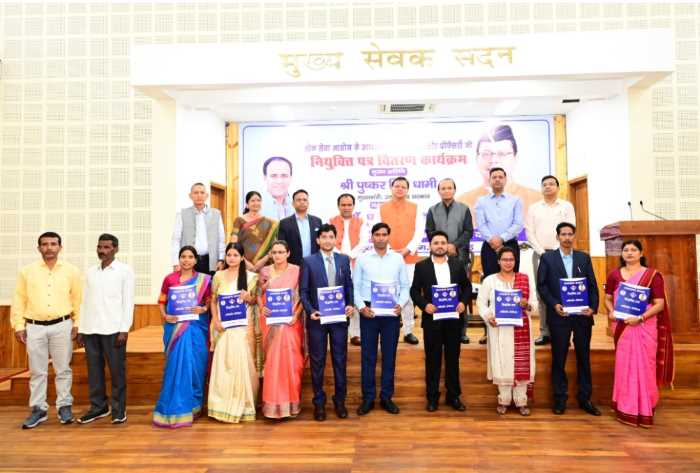 हिन्दी, रसायन विज्ञान, भूगोल, जन्तु विज्ञान एवं राजनीति विज्ञान के अभ्यर्थियों को नियुक्ति पत्र प्रदान किये CM धामी ने