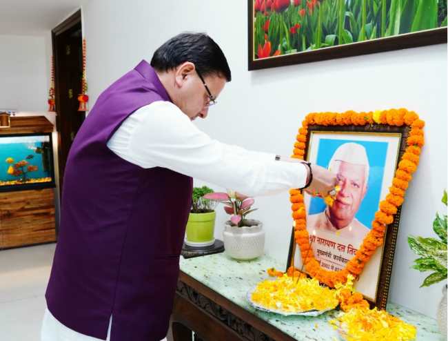 पूर्व मुख्यमंत्री नारायण दत्त तिवारी की जयंती और पुण्यतिथि पर श्रद्धा सुमन अर्पित कर श्रद्धांजलि दी CM धामी ने