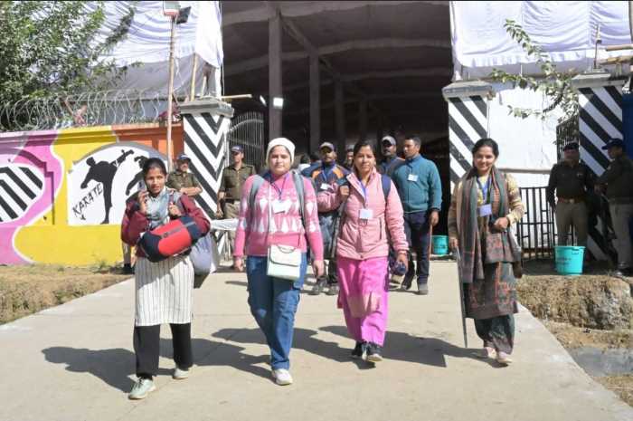 07-केदारनाथ विधान सभा उप निर्वाचन हेतु आज 166 पोलिंग पार्टियां क्रीड़ा मैदान अगस्त्यमुनि से हुई रवाना