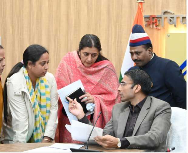 महीनों से न्याय को भटक रही महिला को डीएम ने दिलाया न्याय