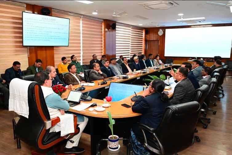 सीएम धामी ने अधिकारियों को स्पष्ट निर्देश दिये हैं कि राज्य में जो भी विकास के कार्य किये जा रहे हैं, उनका आउटपुट धरातल पर दिखे