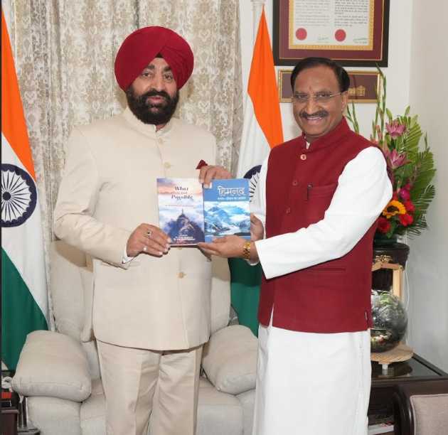 पूर्व मुख्यमंत्री डॉ. रमेश पोखरियाल ‘निशंक’ ने राज्यपाल को अपनी पुस्तकें भेंट की