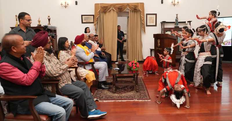 राज्यपाल ने ओडिशा राज्य के स्थापना दिवस के अवसर पर राजभवन में आयोजित कार्यक्रम में प्रतिभाग किया