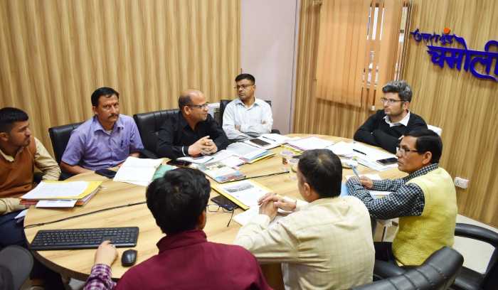 चमोली :DM संदीप तिवारी ने ग्राम्य विकास, रीप व NRLM की केन्द्र सेक्टर व राज्य सेक्टर के अन्तर्गत वर्तमान प्रगति तथा आगामी वर्ष की कार्य योजना को लेकर समीक्षा बैठक ली