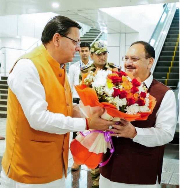 CM धामी ने केंद्रीय स्वास्थ्य और परिवार कल्याण मंत्री जगत प्रकाश नड्डा के देवभूमि उत्तराखंड आगमन पर जॉलीग्रांट एयरपोर्ट में स्वागत किया