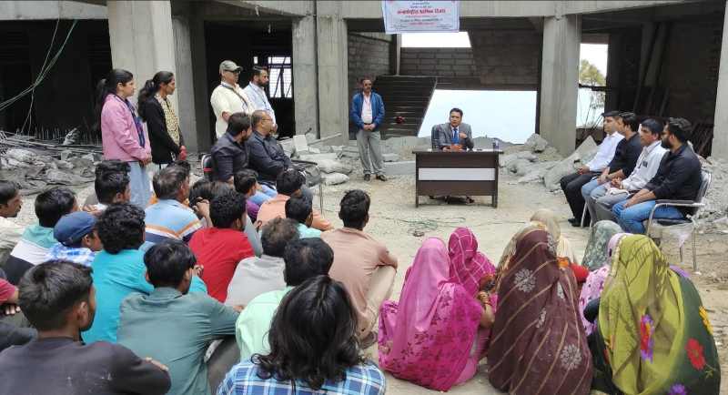 टिहरी: विश्व श्रमिक दिवस के अवसर पर आयोजित किया गया जागरूकता शिविर